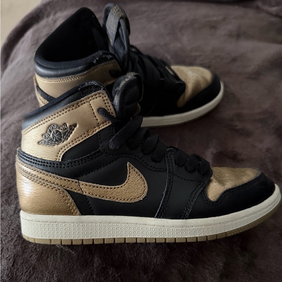 Nike Other - Nike Jordan 1 Retro High OG PS Boys Size 2Y Black/Gold